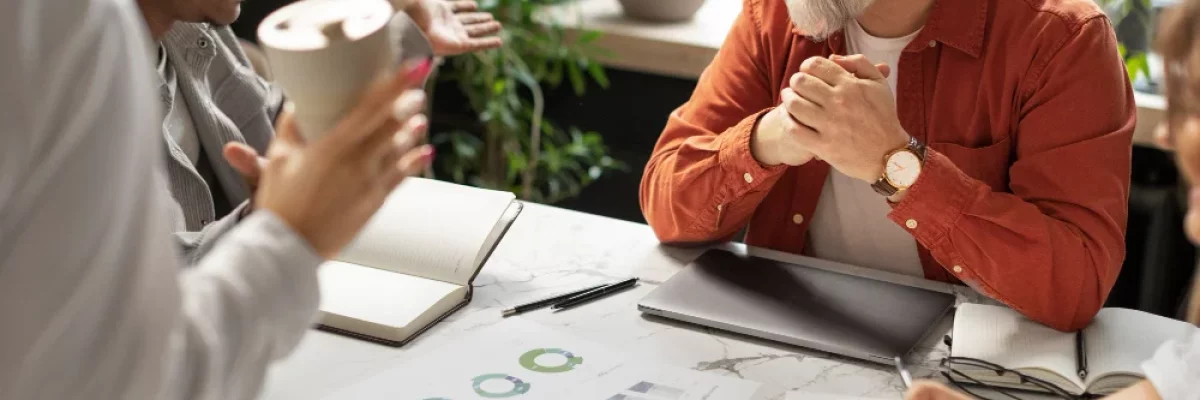Réunion d'experts analysant l'économie mondiale en 2026